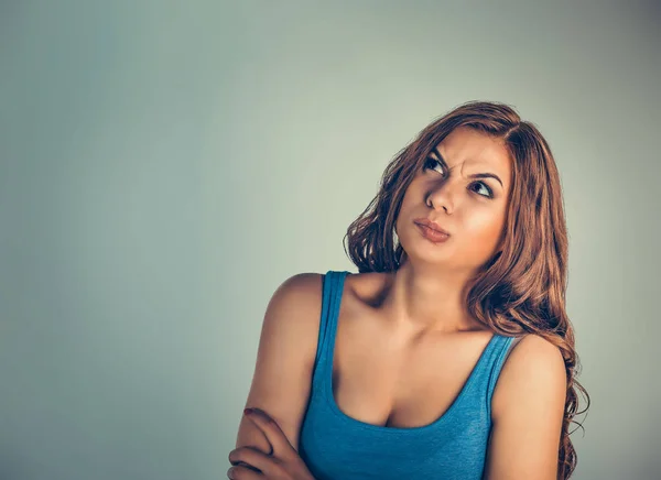 Vecinos fuertes. Mujer joven infeliz y gruñona —  Fotos de Stock