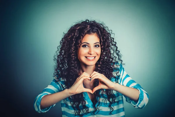 Com amor. Mulher fazendo sinal de coração, símbolo — Fotografia de Stock