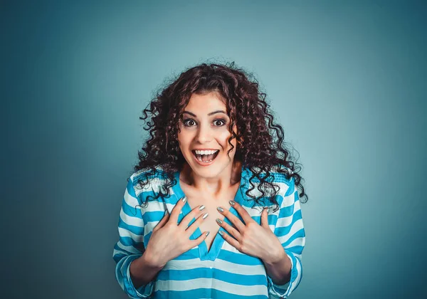 Jonge vrouw mooi meisje met lang bruin krullend haar, op zoek naar enthousiast bedrijf haar mond opende handen op borst — Stockfoto