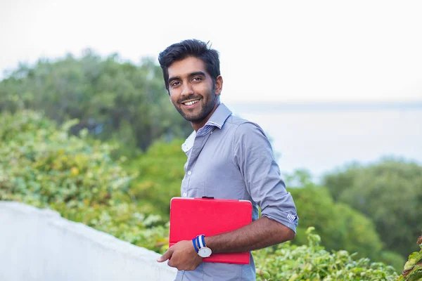 Studente indiano. Primo piano foto di attraente, bel imprenditore sorridente . — Foto Stock