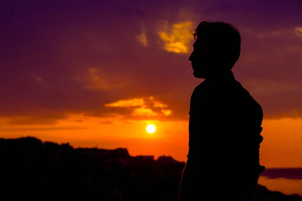 Mann im Stehen denkt zurück Licht Sonnenuntergang Beleuchtung Seitenansicht Sommerabend Strand — Stockfoto