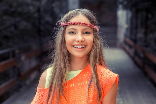 Mujer feliz libre disfrutando de la naturaleza. hermosa joven hipster mujer sonriendo — Foto de Stock