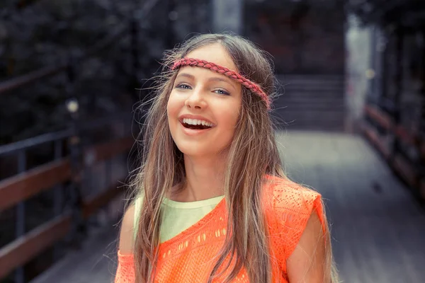 Wolna, szczęśliwa kobieta zachwyt przyrodą. piękne młode hipster kobieta uśmiechając się — Zdjęcie stockowe