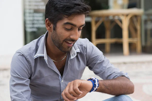 Primer plano retrato guapo hombre mirando a su reloj de pulsera frustrado de que su amiga amiga cliente socio llega tarde a la cita — Foto de Stock