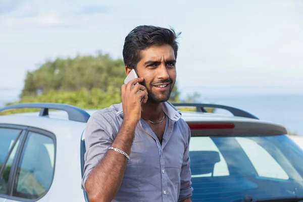 Feliz hombre guapo joven empresario hablando en el teléfono móvil de pie junto a su nuevo coche — Foto de Stock