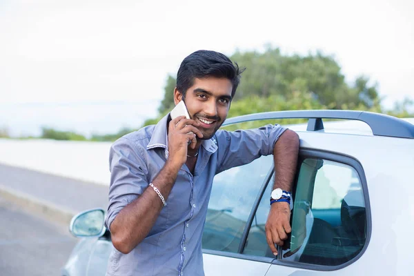 Feliz hombre guapo joven empresario hablando en el teléfono móvil de pie junto a su nuevo coche — Foto de Stock