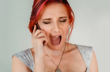 Öfkeli kadın telefonla çığlığı