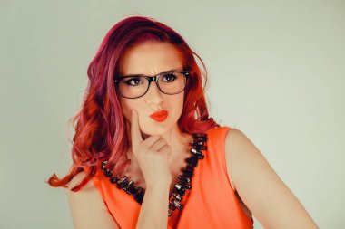 Kadın düşünme görünümlü yan koğuşta