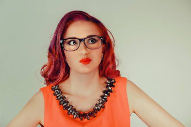 Kadın düşünme görünümlü yan koğuşta