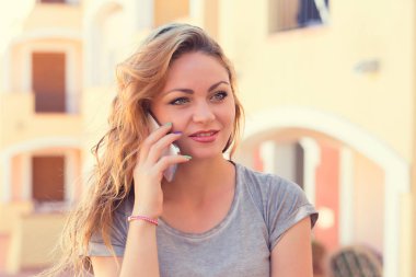 Kadın telefonu söz arka plan açık havada izole. Mixt yarış Rus Asya modeli