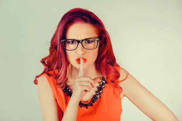 Mulher pedindo silêncio, shhh gesto — Fotografia de Stock