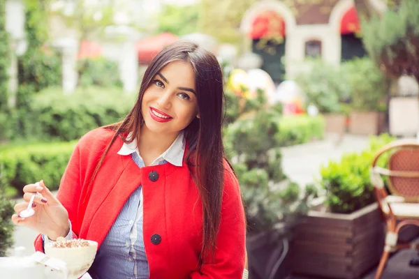 Hermosa mujer de negocios en traje rojo, camisa azul teniendo descanso de café en un café de moda . — Foto de Stock