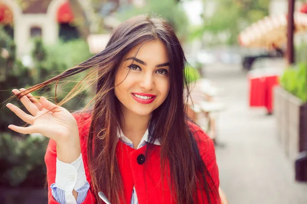 Descanso de café Retrato de una mujer de negocios bastante feliz, sonriendo en la cafetería de moda — Foto de Stock