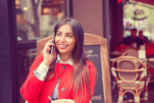 Hablar por teléfono. Mujer feliz hablando en la celda — Foto de Stock