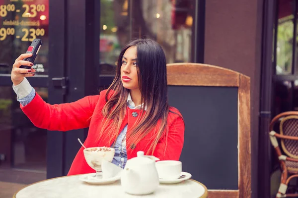 Kadın kendini bir resim çekmek telefon ile. Kız ben bir kafe, Restoran, kafe. 