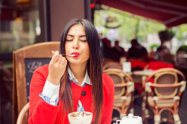 Женщина в ресторане наслаждается десертным мороженым — стоковое фото
