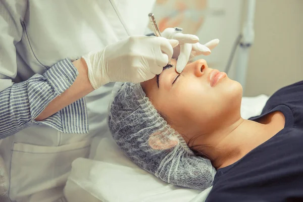 Microblading eyebrows work flow in a beauty salon — Stock Photo, Image
