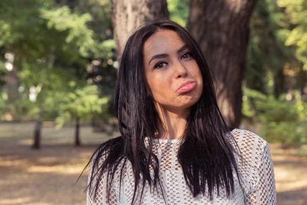 Indiana jovem mulher mostrando ofendido grimace lábio gesto — Fotografia de Stock