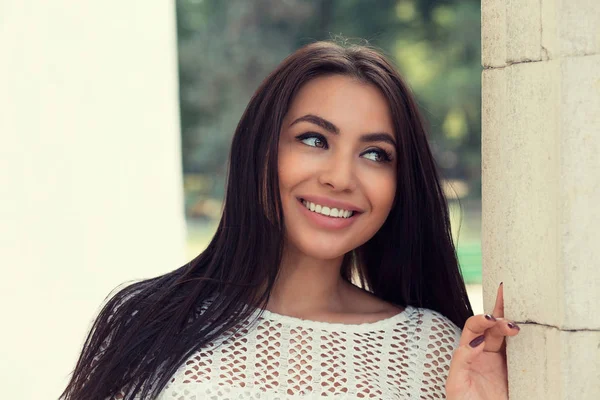 Closeup portret van zeker glimlachen gelukkig vrij jonge vrouw in wit overhemd — Stockfoto