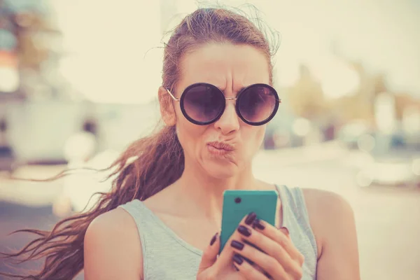 Nahaufnahme Porträt verärgert traurig, skeptisch, unglücklich, ernsthafte Frau telefoniert SMS — Stockfoto