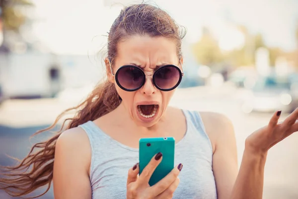 Olycklig frustrerad disapointed chockad vacker kvinna tjej lady talar på mobil mobiltelefon — Stockfoto