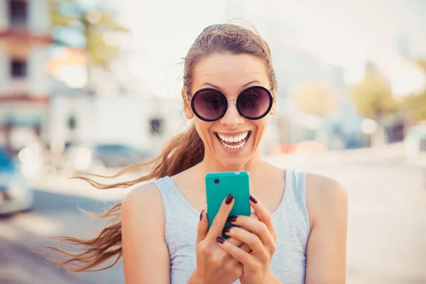 Feliz sorrindo alegre bela mulher menina olhando para o telefone celular — Fotografia de Stock