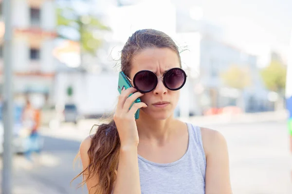 Frustrado desapontado bela mulher menina senhora falando no celular — Fotografia de Stock