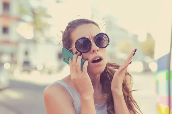 Frustrada mulher falando ao telefone — Fotografia de Stock