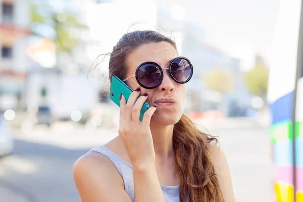 Cético, infeliz, mulher séria falando ao telefone — Fotografia de Stock