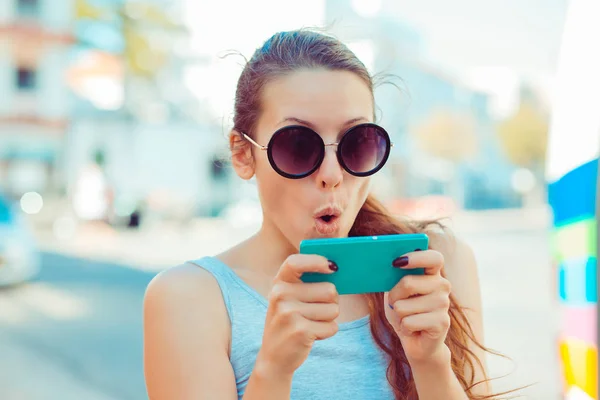 SMS. Closeup porträtt rolig chockad orolig rädd ung flicka tittar på telefon — Stockfoto