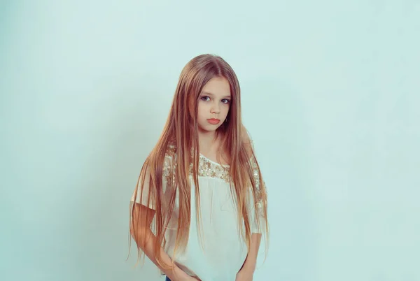 Hermosa niña de moda aislado sobre fondo verde blanco — Foto de Stock