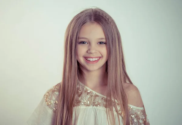 Loira pouco bonito sol menina sorrindo olhando para você câmera no fundo verde — Fotografia de Stock