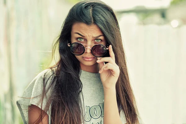 Mujer escéptica. señora mirándote cámara sobre gafas gesto escéptico — Foto de Stock