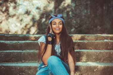 Telefon konuşması. kadın cep telefonu uzağa bakarak gülen söz 