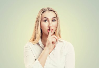 Dudaklarından sessizlik ya da parmak ile gizlilik isteyen kadın geniş gözlü