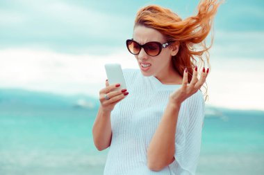 Cellphone ile çapraz yüz tutan stresli genç kadın portresi 