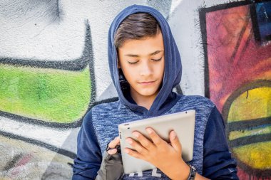 Mutlu genç adam gülümsüyor, tutan çocuk tablet pad bilgisayarda mevcut, seyir dokunmatik ekran