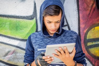 çocuk, kızgın yüklü pad kullanarak, dizüstü bilgisayar, tutan çocuk komik arıyorsunuz