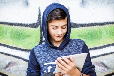 Mutlu genç adam gülümsüyor, tutan çocuk tablet pad bilgisayarda mevcut, seyir dokunmatik ekran