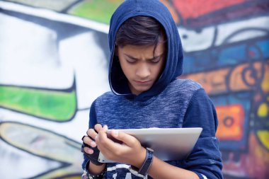 çocuk, kızgın graffiti duvar bilgisayarda pad kullanarak, dizüstü bilgisayar, tutan çocuk komik arıyorsunuz