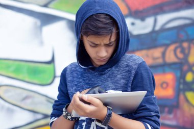 çocuk, kızgın graffiti duvar bilgisayarda pad kullanarak, dizüstü bilgisayar, tutan çocuk komik arıyorsunuz