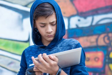 kızgın komik kullanarak, dizüstü tutan çocuk bakarak, yastık bilgisayar mavi siyah grafiti izole