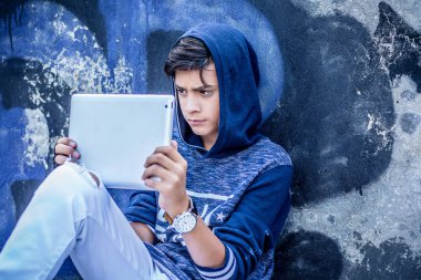 çocuk, kızgın graffiti duvar bilgisayarda pad kullanarak, dizüstü bilgisayar, tutan çocuk komik arıyorsunuz