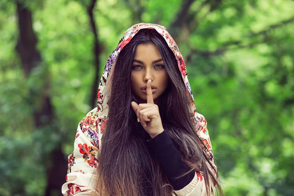 Nő nagy szemű kér a csend, vagy a titoktartás — Stock Fotó