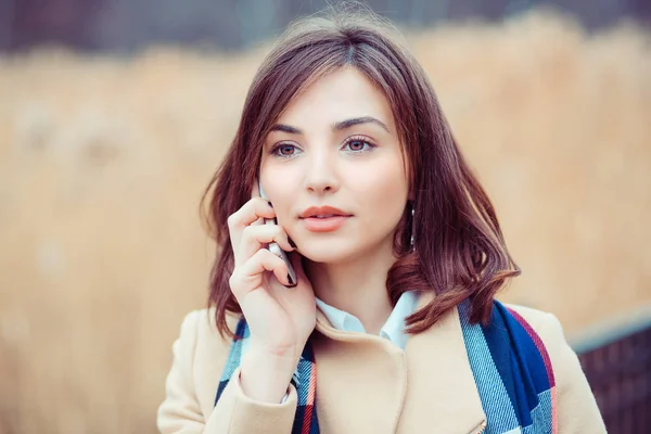 Žena telefon mluví. — Stock fotografie