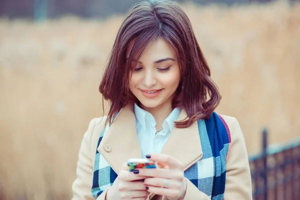 Mujer feliz mensajes de texto — Foto de Stock