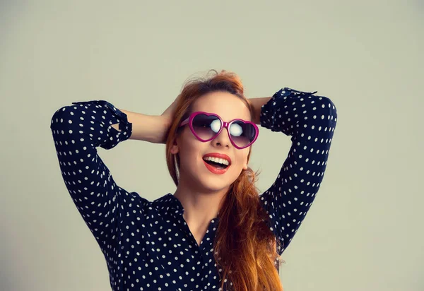 Confiado, acertado, mujer joven atractiva hermosa, muchacha de la manera, posando con gafas de sol — Foto de Stock