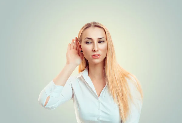 Kvinna hand till örat lyssnar — Stockfoto