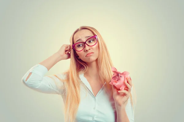 Mujer sosteniendo cerdito pensando — Foto de Stock