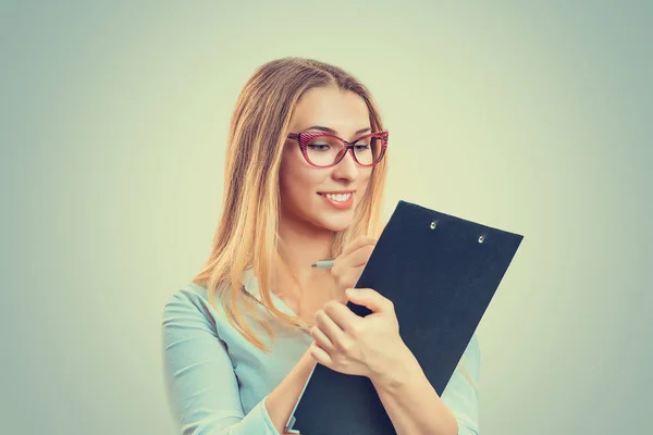 Frau macht sich Notizen. — Stockfoto